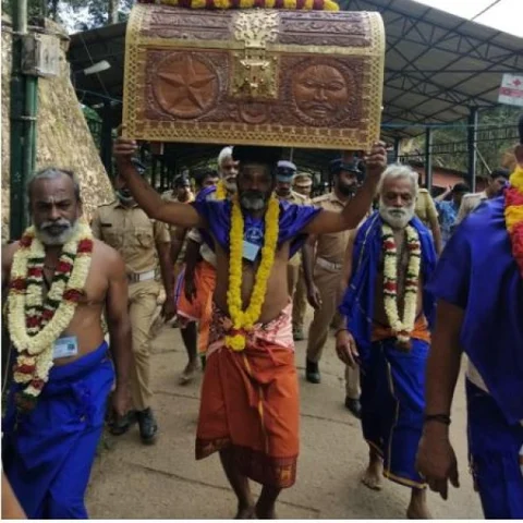 `எனக்குக் கிடைத்த மிகப்பெரும் பாக்கியம்!'- ஐயப்பன் தங்க அங்கியைச் சுமக்கும் தமிழக பக்தர்