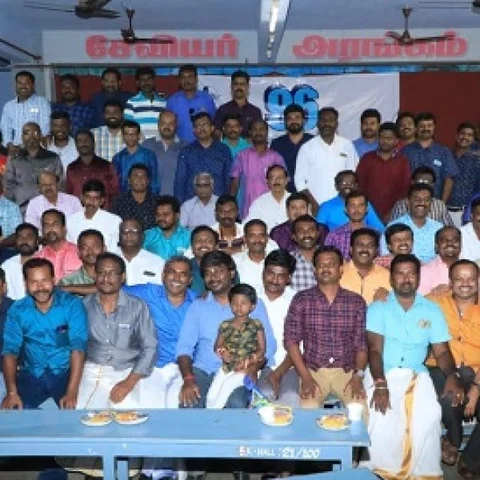 வகுப்பு அறையில் உட்கார்ந்தனர்... பழைய நினைவை பகிர்ந்தனர்... நெகிழ்ந்த 96-ம் ஆண்டு பழைய மாணவர்கள்