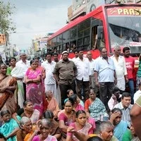 காஞ்சியில் தனியார் மதுக்கடையை அகற்ற கோரி பொதுமக்கள் மறியல் (படங்கள்)