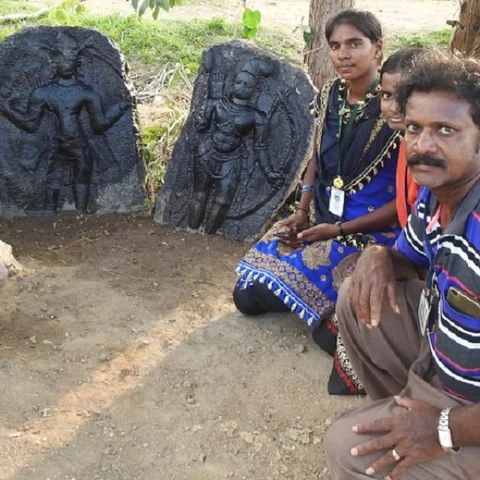 வலதுபுறம் 14-ம் நூற்றாண்டு; இடதுபுறம் 13-ம் நூற்றாண்டு! - போரில் இறந்த வீரர்களின் நடுகற்கள் கண்டுபிடிப்பு