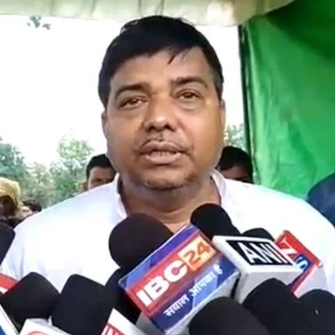 `75 லட்சம் கொடுங்க அல்லது என் கிட்னியை விற்பேன்!’ - தேர்தல் கமிஷனுக்கு ஷாக் கொடுத்த வேட்பாளர்