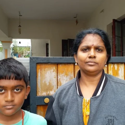அரிவாளுடன் விரட்டிய கோவைப் பெண்; பைக்கை விட்டுவிட்டு தலைதெறிக்க ஓடிய திருடர்கள்...!