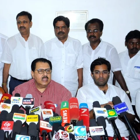 மோடியை 'டாடி' எனச் சொல்வது ஜெயலலிதாவுக்கு செய்யும் துரோகம் - அ.தி.மு.க-வினரை விளாசிய சஞ்சய் தத்