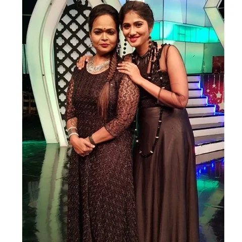 ’’அந்தப் பொண்ணுகிட்ட ஏதோ இருக்கு!’’ ஜூலியை காம்பியராக மாற்றிய கலா மாஸ்டர் #VikatanExclusive