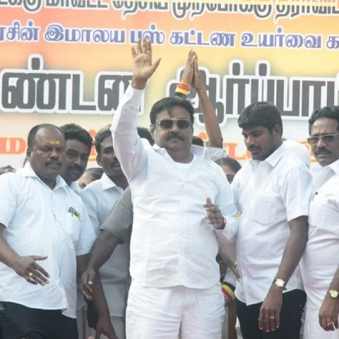 மாநகரப் பேருந்தில் சென்ற விஜயகாந்த்; 500 ரூபாய் கொடுத்து டிக்கெட் எடுத்தார்