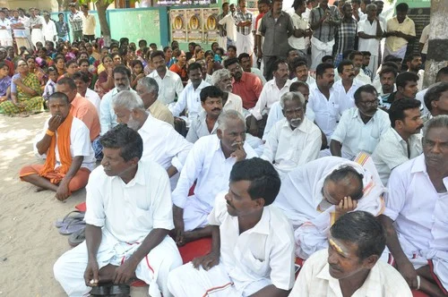 போலீஸை கண்டித்து ராமேஸ்வரத்தில் கடையடைப்பு, உண்ணாவிரதம் (படங்கள்)