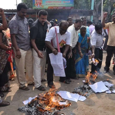 ‘அரசாணை நகல் எரிப்பு!’ - அரசுக்கு எதிராகக் கொந்தளித்த ஆசிரியர்கள்