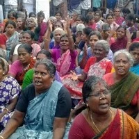 வருவாய்த்துறை அதிகாரிகளை கண்டித்து ஒப்பாரி போராட்டம்!