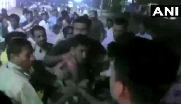 மத்திய அமைச்சரைக் கீழே தள்ளி அறைந்த வாலிபர்! -தர்ம அடி கொடுத்த கட்சியினர்