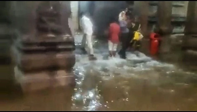 'தூய்மை' விருதுபெற்ற இரண்டு நாள்களில் மீனாட்சியம்மன் கோயிலுக்குள் புகுந்த மழை வெள்ளம்!