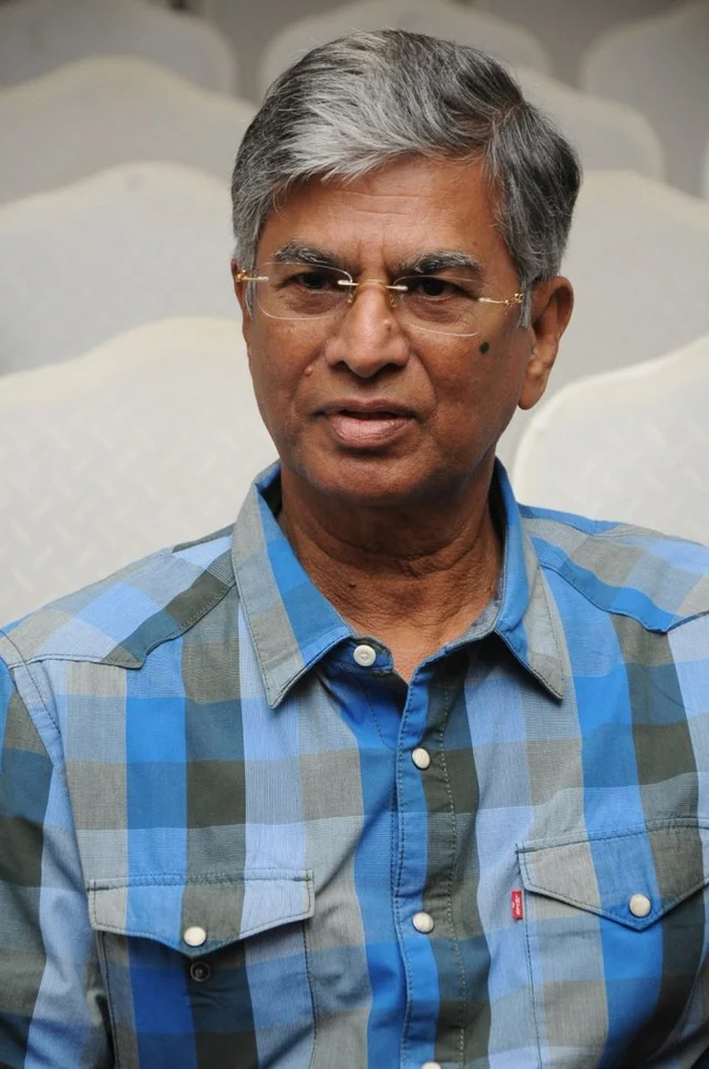 கோபக்கார கிழவனாக எஸ்.ஏ.சந்திரசேகரன் நையப்புடைக்கும் படம்
