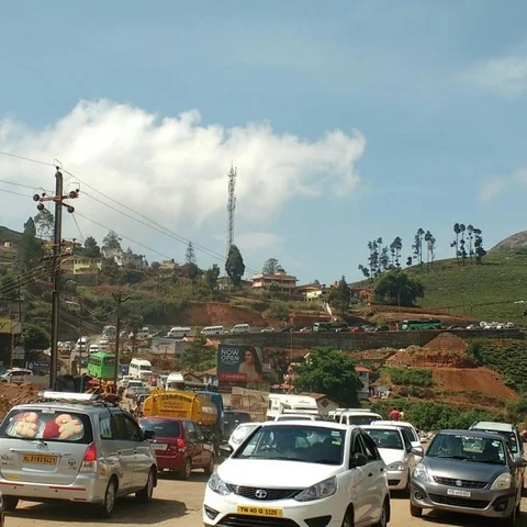 போக்குவரத்தைக் கண்டுகொள்ளாத நீலகிரி எஸ்.பி - சுற்றுலாப் பயணிகள் தவிப்பு!