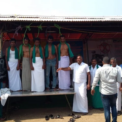 `போராட்ட மேடையில் தற்கொலை காட்சி’ - திருப்பூர் விவசாயிகளின் நூதனப் போராட்டம்