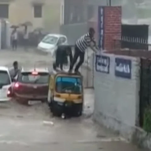திடீர் வெள்ளத்தில் அடித்துச் செல்லப்பட்ட வாகனங்கள்... நொடிப்பொழுதில் தப்பிய வாலிபர்கள்