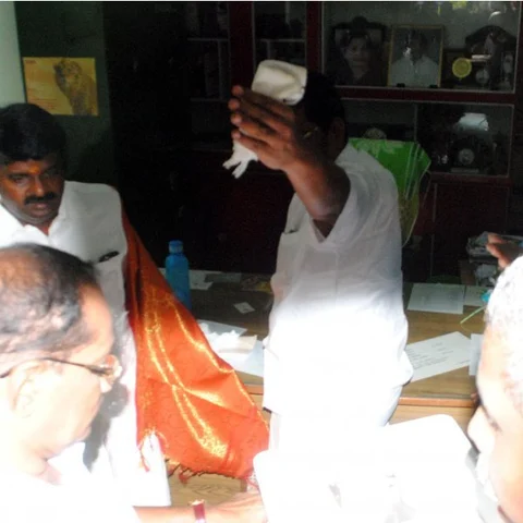 புதுக்கோட்டையில் அமைச்சர் விஜயபாஸ்கர் - தி.மு.க. எம்.எல்.ஏ. `திடீர்' சந்திப்பு! பின்னணி என்ன?