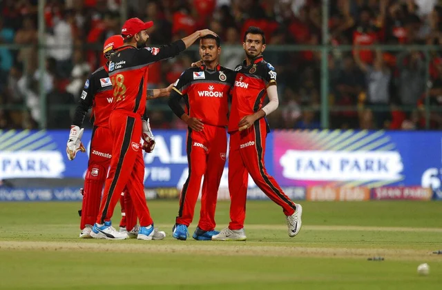 இது பௌலிங் தவறு அல்ல... கேப்டன் கோலியின் தவறு! #RCBvKKR #DreRuss