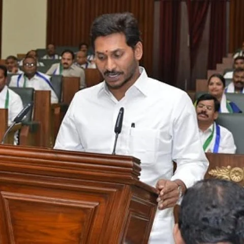 ‘என் தலைவர்தான் என் கடவுள்!’ - ஜெகன்மோகன் ரெட்டி பதவியேற்பில் சுவாரஸ்யம்