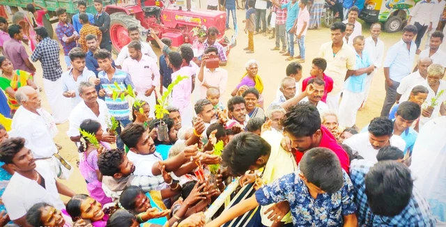 `இனியும் தாமதிக்கக் கூடாது' - கஜா பாதிப்பை மீட்டெடுக்க முனைப்பு காட்டும் புதுக்கோட்டை இளைஞர்கள்