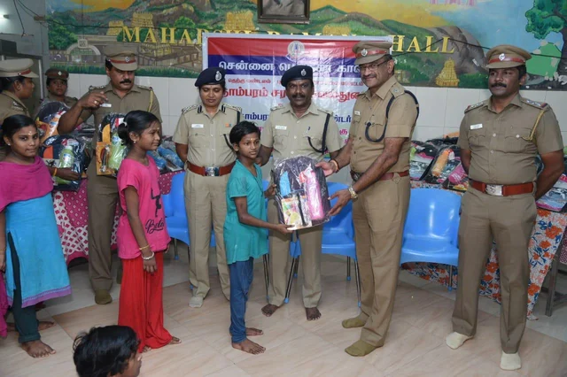 `ஆன்ட்டி ரொம்ப தேங்க்ஸ்!' - ஆதரவற்ற குழந்தைகளால் நெகிழ்ந்த சென்னை போலீஸ் அதிகாரி