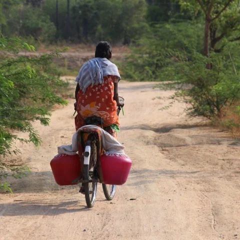 `குடிநீர் சேகரிக்கவே பாதிநாள் போய்விடும்!' மதுரை கிராமங்களின் வறட்சியும் வேதனையும்