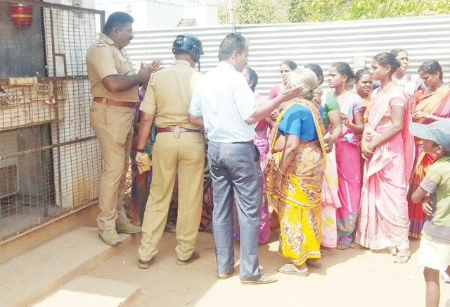 `ஐயா, உங்களுக்குப் புண்ணியமா போகும்!' - போலீஸாரிடம் கண்ணீர்விட்ட பெண்கள்