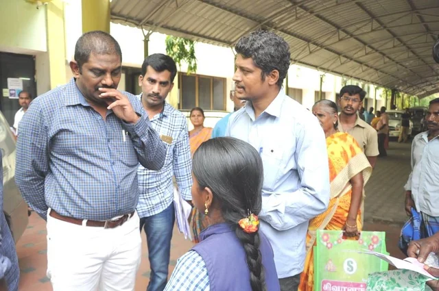‘கலங்கி நின்ற மாற்றுத்திறனாளி மாணவி, கைகொடுத்த கலெக்டர்!’ - ஈரோட்டில் நெகிழ்ச்சி