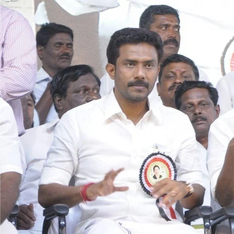 ` ஓ.பி.எஸ் மகனுக்குக் கொடுத்தால் கட்சி பிளவுபடும்!' - எடப்பாடி பழனிசாமி முன்னிறுத்தும் 2 பேர்