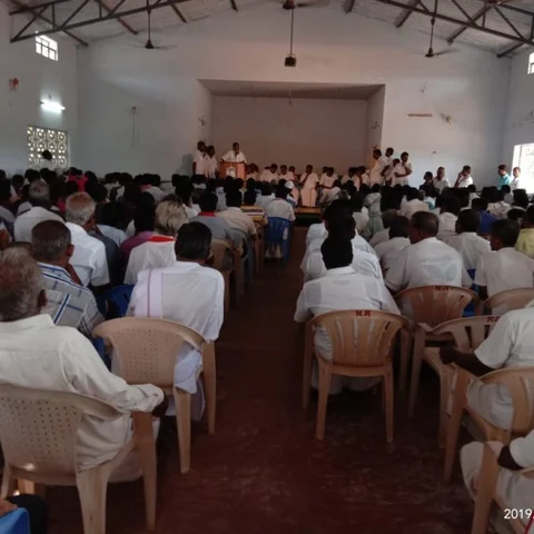 விதிமுறைகளை மீறி கூட்டம் நடத்திய அ.தி.மு.க-வினர் - தேர்தல் ஆணையம் நடவடிக்கை எடுக்க கோரிக்கை!