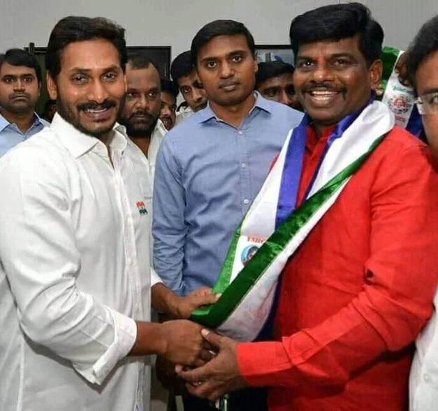 `எஸ்.ஐ வாழ்க்கையை மறக்கமுடியுமா?!' - டி.எஸ்.பி-க்கு சல்யூட் அடிக்கும் எம்.பி #ViralPhoto