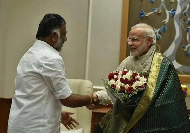 `எடப்பாடி பழனிசாமிக்கு செக் வைக்கிறாரா ஓ.பி.எஸ்?’ - டெல்லியில் நடக்கும் பேச்சுவார்த்தை!