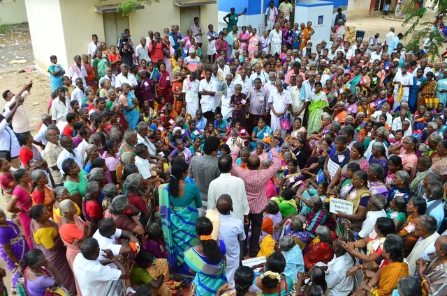 `நாங்கள் சொந்தக்காலில் நிற்கணும்!' - கடனுக்காக வங்கிகளை நாடும் முதியவர்கள்