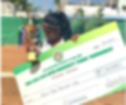 போட்டோவுக்காக மாணவனிடம் கெஞ்சிய டென்னிஸ்வீராங்கனை - தோழியுடன் சிறைக்குச் சென்ற நண்பர்கள்