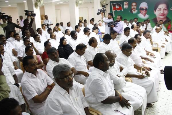`எடப்பாடிக்கு எதிராக 6 அமைச்சர்கள்!' - `தனி குரூப்' தகவலால் தகித்த சீனியர்கள்