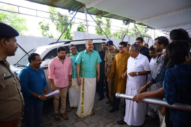 மோகன்லாலால் பினராயி விஜயன் சந்தித்த சங்கடம்!
