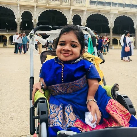 எலும்புருக்கி நோய், வீல்சேர் வாழ்க்கை, ஐஏஎஸ் கனவு - கேரளாவின் தன்னம்பிக்கை மனுஷி லதீஷா!
