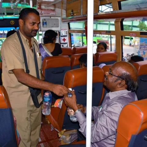 `பரிதவித்த முதியவர்; அழுத குழந்தை!' - 3 மாதங்களாகப் பயணிகளின் தாகம் தீர்க்கும் அரசுப் பேருந்து நடத்துநர்