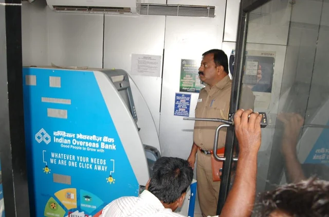 நள்ளிரவில் புகுந்த கொள்ளையன்... முதலில் கேமரா உடைப்பு! - ஏ.டி.எம்மில் நடந்த 5 நிமிட களேபரம்