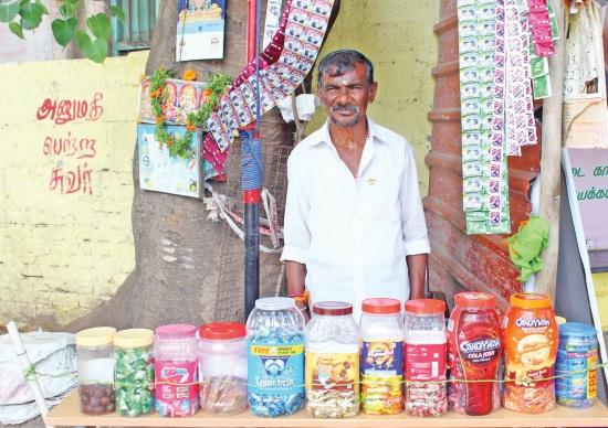 காலில் விழுந்து மன்றாடிய அம்மா; நூறு முறை சிறை! - பெட்டிக்கடைக்காரரின் வாழ்க்கைப் பாடம் #MyVikatan