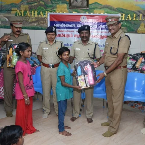 `ஆன்ட்டி ரொம்ப தேங்க்ஸ்!' - ஆதரவற்ற குழந்தைகளால் நெகிழ்ந்த சென்னை போலீஸ் அதிகாரி