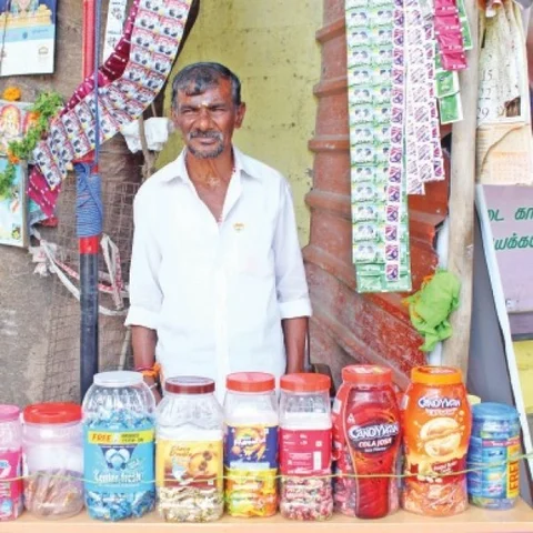 காலில் விழுந்து மன்றாடிய அம்மா; நூறு முறை சிறை! - பெட்டிக்கடைக்காரரின் வாழ்க்கைப் பாடம் #MyVikatan