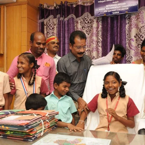 `நான் கலெக்டர் சீட்டுல ஒருதடவை உட்காரணும்!' - அரசுப் பள்ளி மாணவியின் கனவை நிறைவேற்றிய ஆட்சியர்