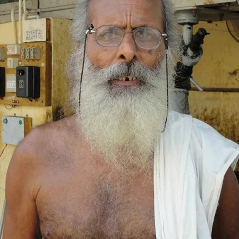 செல்லும் இடமெல்லாம் விதைகளைத் தூவும் `சட்டை அணியா சாமியப்பன்’! #MyVikatan