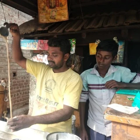 `டீக்கடை சிறுசு.. மனசோ பெருசு! ‘ - இந்த வெள்ளந்தி மனிதருக்கு எத்தனை லைக்ஸ்! #MyVikatan