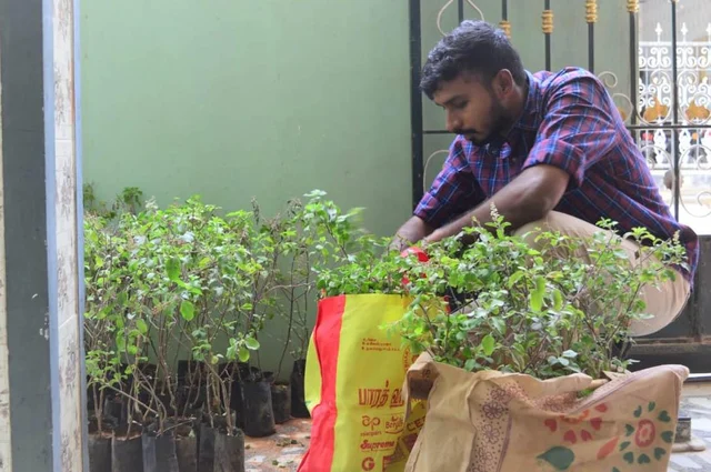 ‘இயலாதோருக்கு உதவி; வீடு வீடாக மரக்கன்று விநியோகம்!’- ஆச்சர்யப்படவைக்கும் ஐ.டி இளைஞர்
