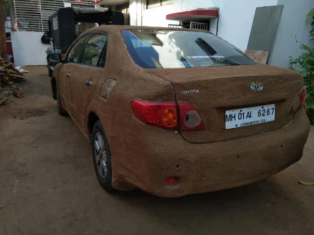 `வெயில் கொடுமை தாங்கல!' - மாட்டுச் சாணத்தால் காரை மெழுகிய `பலே' ஓனர்