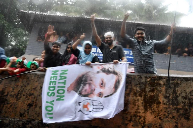 கொட்டும் மழையில் 2 மணி நேரம் காத்திருந்த மக்கள்! - வயநாட்டில் ராகுல் காந்திக்கு தடபுடல் வரவேற்பு