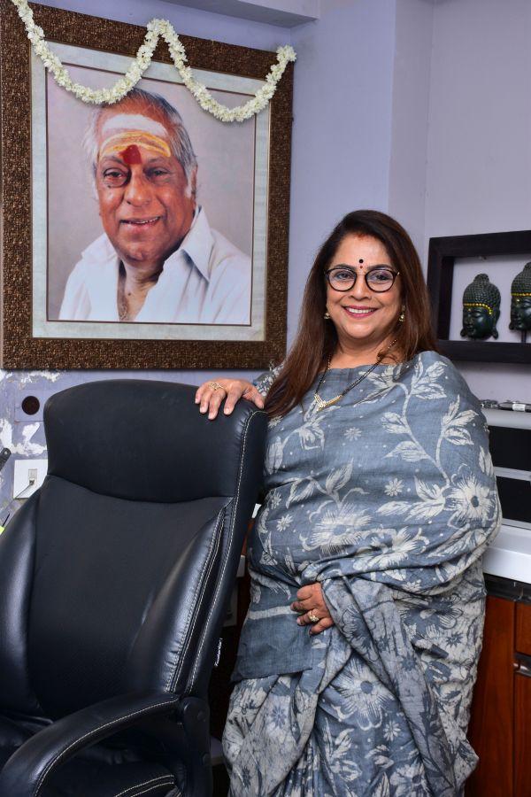 ``100 கோடி வருமானம்... ராயல்டி கேட்ட ஶ்ரீப்ரியா... அப்பாவுக்கு பெடிக்யூர்!" - லதா மோகனின் பிசினஸ் சுவாரஸ்யம்