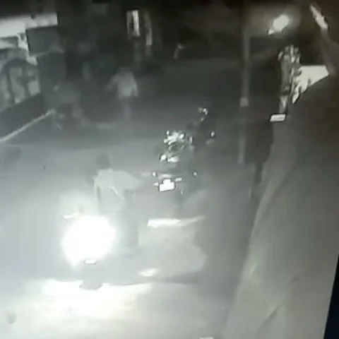வீட்டு வாசலில் கணவன்- மனைவி; குறி வைத்த 3 கொள்ளையர்கள்- இரவில் பதறிய மகன்