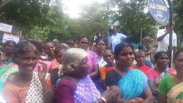 `ஐயா, உங்களுக்குப் புண்ணியமா போகும்!' - போலீஸாரிடம் கண்ணீர்விட்ட பெண்கள்