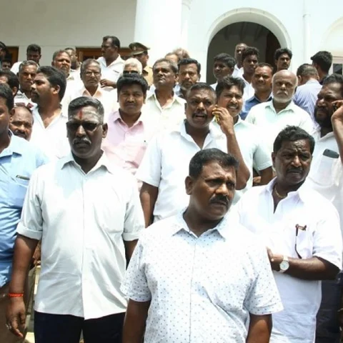 ”சபாநாயகர் பதவி கிடைக்கல!”- புதுச்சேரி காங்கிரஸ் எம்.எல்.ஏ ஆதரவாளர்கள் நடத்திய ரணகளம்